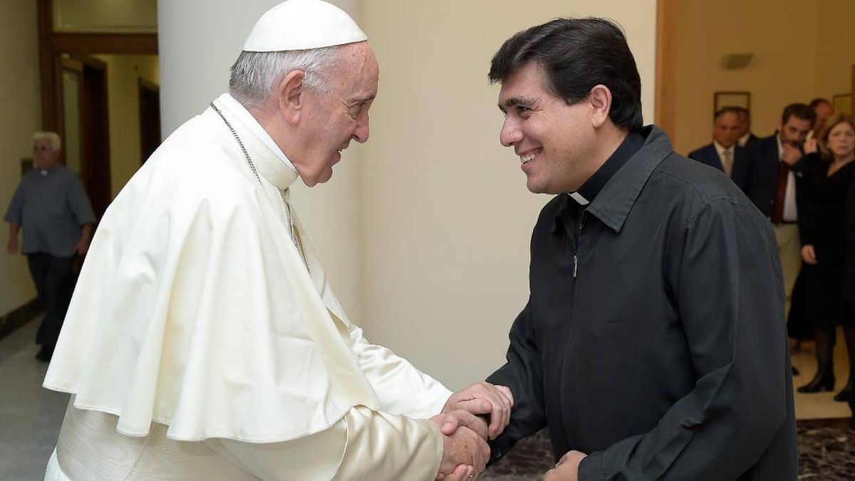 El carisma de los dos protagonistas: el Papa Francisco y el sacerdote mendocino Leonardo Di Carlo. El carisma de los dos protagonistas: el Papa Francisco y el sacerdote mendocino Leonardo Di Carlo.