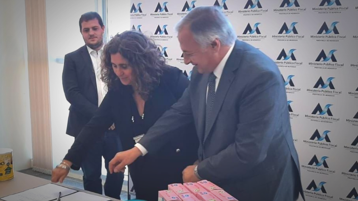 La ministra de Salud, Ana María Nadal, junto al procurador de la provincia, Alejandro Gullé, en el acto de entrega de cajas de leches donadas por quienes violaron la cuarentena en Mendoza.