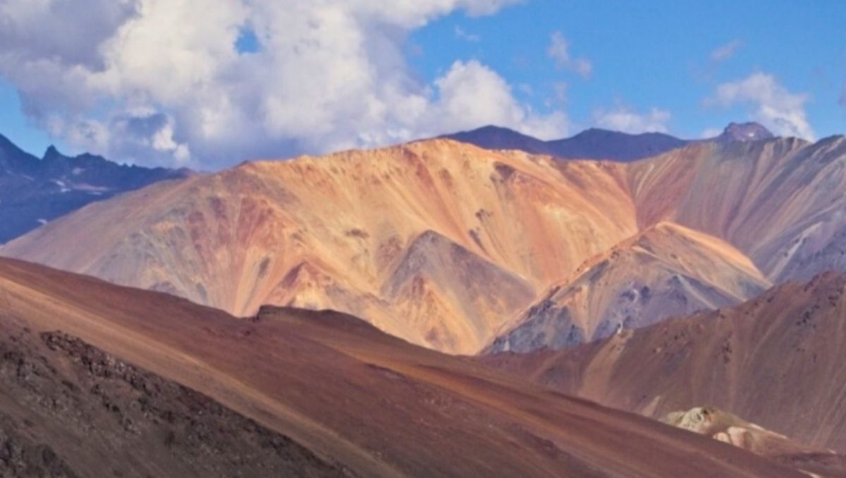 Huella de alteración hidrotermal del sistema de pórfido de El Perdido. Gentileza empresa minera Kobrea. Huella de alteración hidrotermal del sistema de pórfido de El Perdido. Gentileza empresa minera Kobrea.