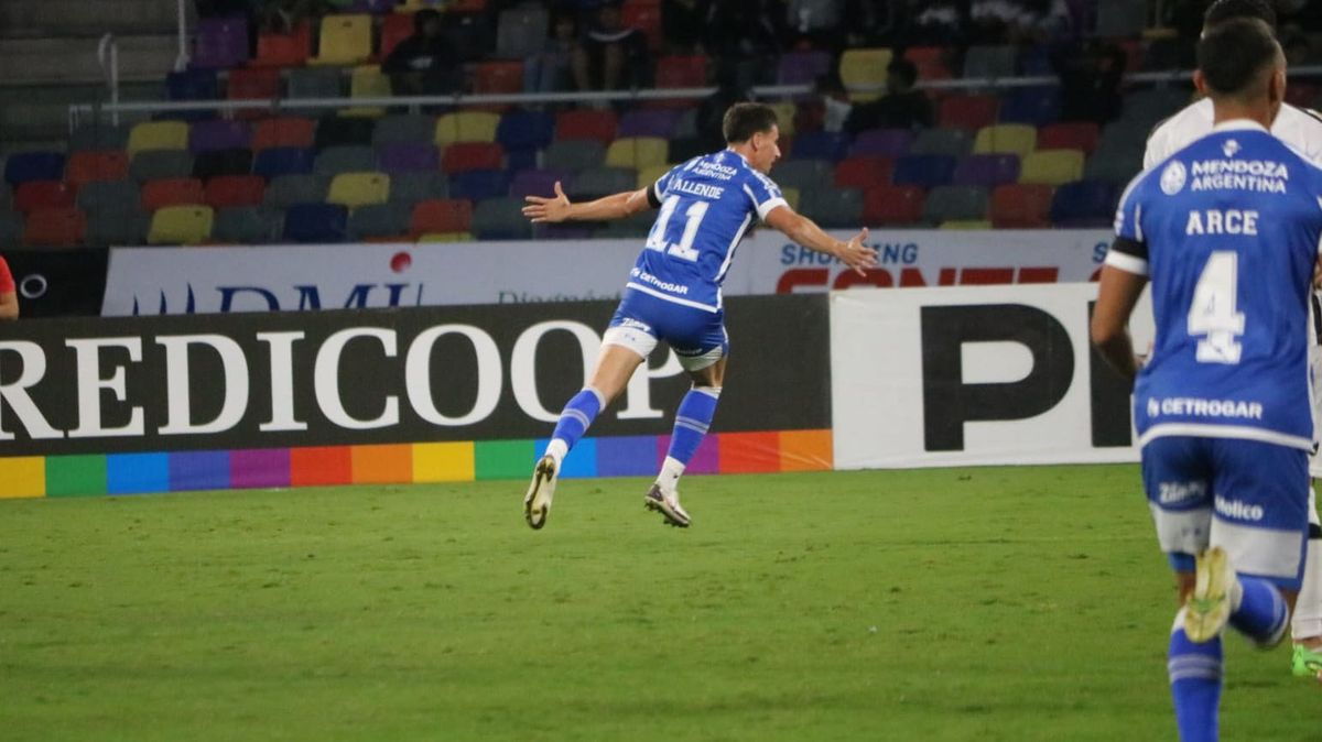 Tadeo Allende con la boca llena de gol, festejó su tanto.