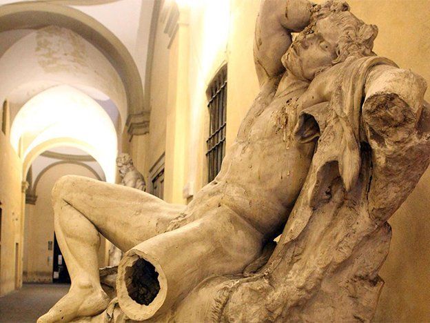 Por sacarse una selfie le rompió la pierna a una estatua grecorromana