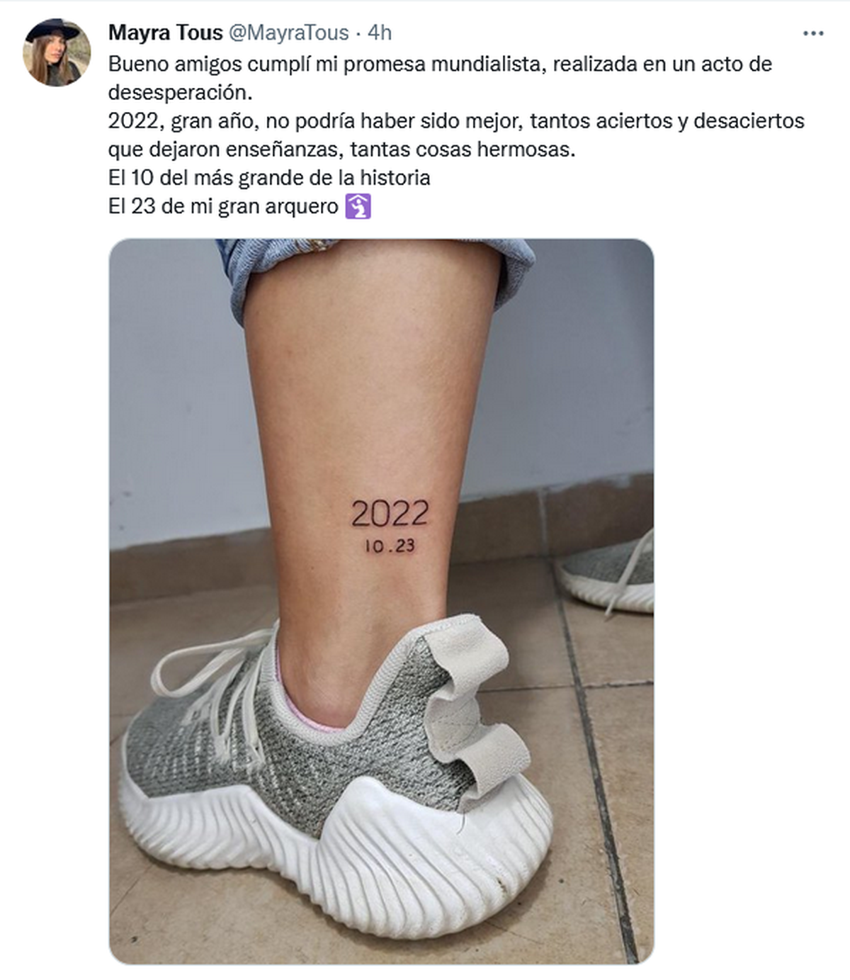 Los tatuajes en la pierna izquierda por el inolvidable año 2022, por Messi y el Dibu Martínez.