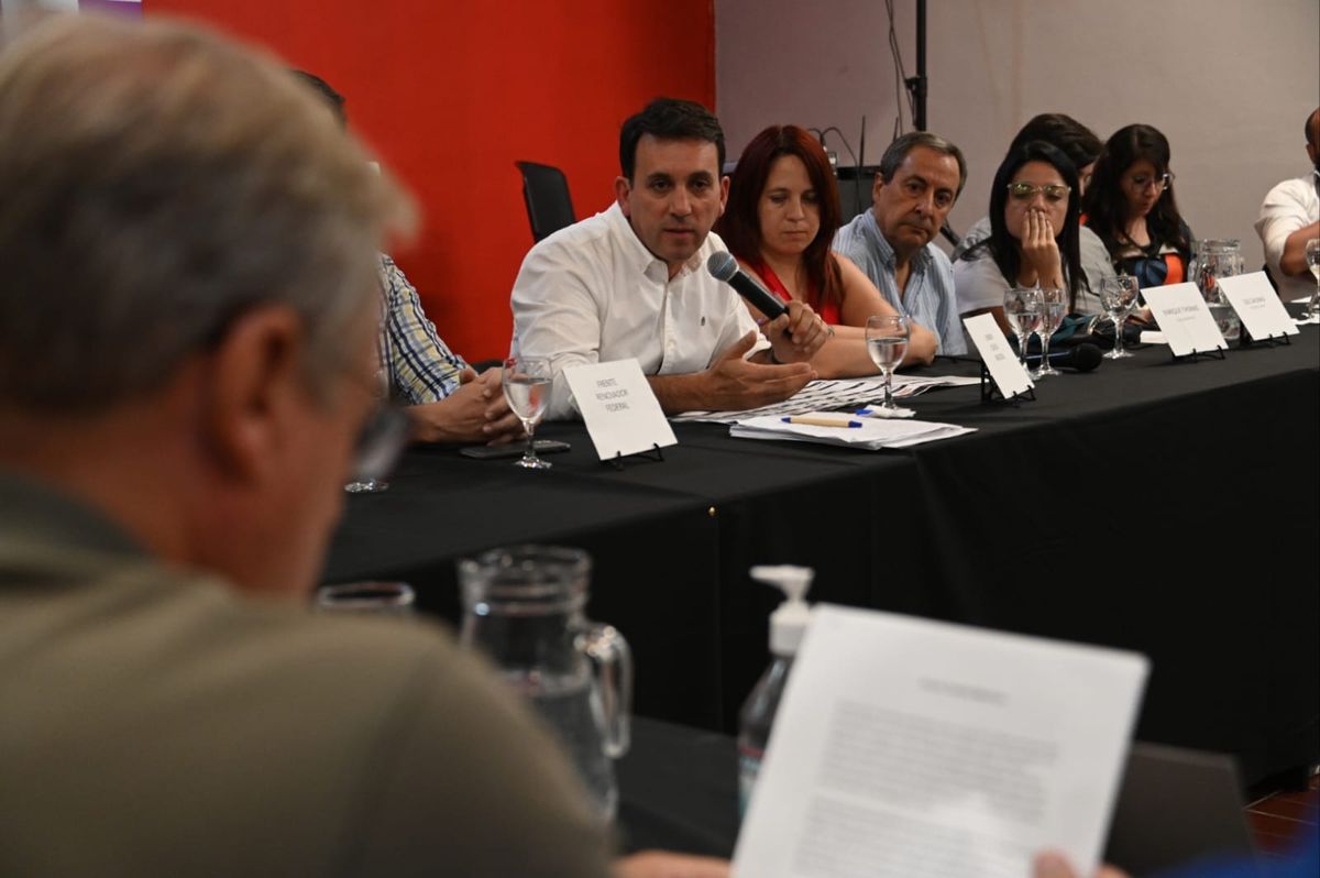 Enrique Thomas, vicepresidente del PRO, si acudió a la reunión de la mesa política de Cambia Mendoza, que comandó el presidente de la UCR, Tadeo García Zalazar.