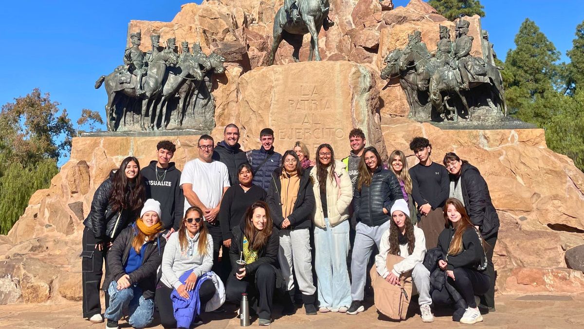 Facundo, un sanmartiniano orgulloso, junto a un contingente turístico en el Cerro de la Gloria. Está atrás, con chaleco azul. Facundo, un sanmartiniano orgulloso, junto a un contingente turístico en el Cerro de la Gloria. Está atrás, con chaleco azul.