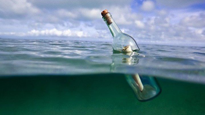 Tiró 2 mil botellas con mensajes de amor y... ¡lo denuncian por contaminar!