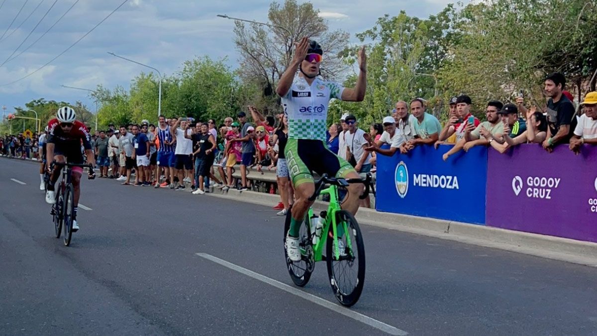 Cobarrubia gan&oacute; la etapa final, pero Laureano Rosas ya era el due&ntilde;o de la Vuelta de Mendoza