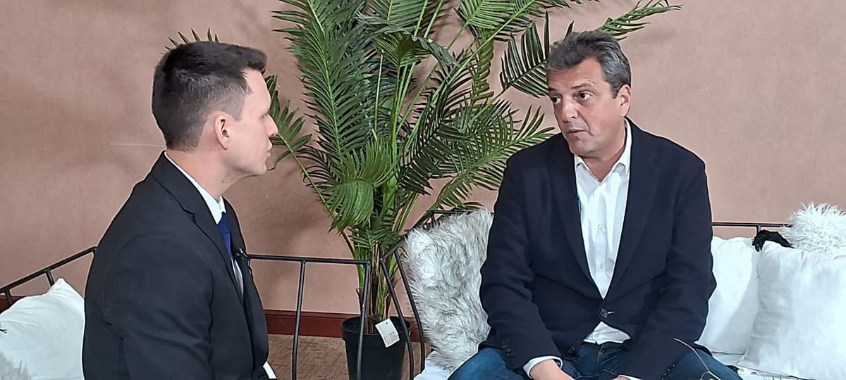 Después de posponer dos días su visita a la provincia, tras la corrida cambiaria, Sergio Massa estuvo en el sur y dialogó sobre su campaña a la presidencia. Después de posponer dos días su visita a la provincia, tras la corrida cambiaria, Sergio Massa estuvo en el sur y dialogó sobre su campaña a la presidencia.