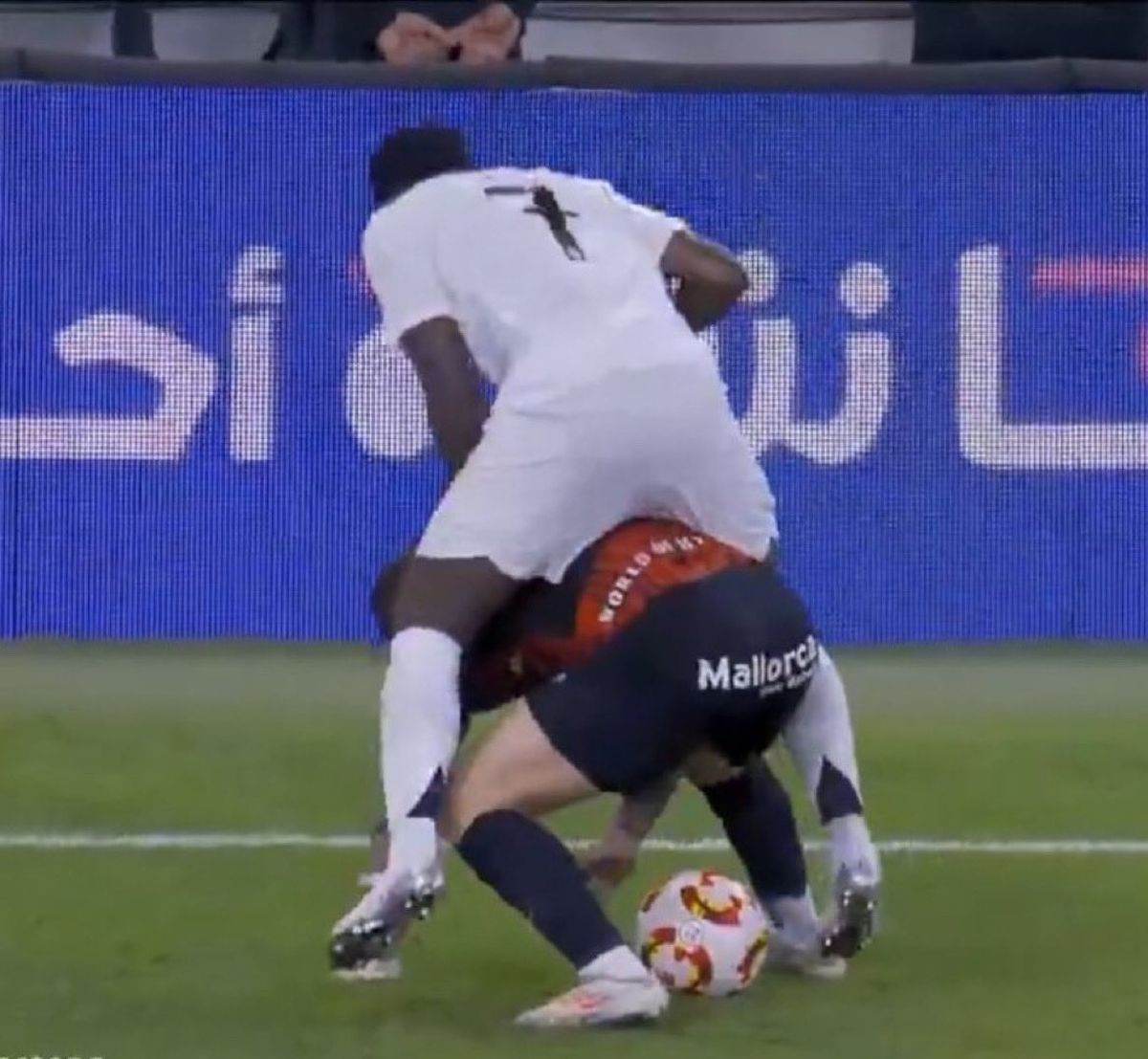 Uno de los tantos cruces entre Vinicius Júnior y Pablo Maffeo. Uno de los tantos cruces entre Vinicius Júnior y Pablo Maffeo.