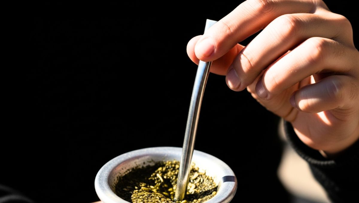 La yerba del mate no debe ser movida hasta que la infusión se acabe o se cambie la yerba