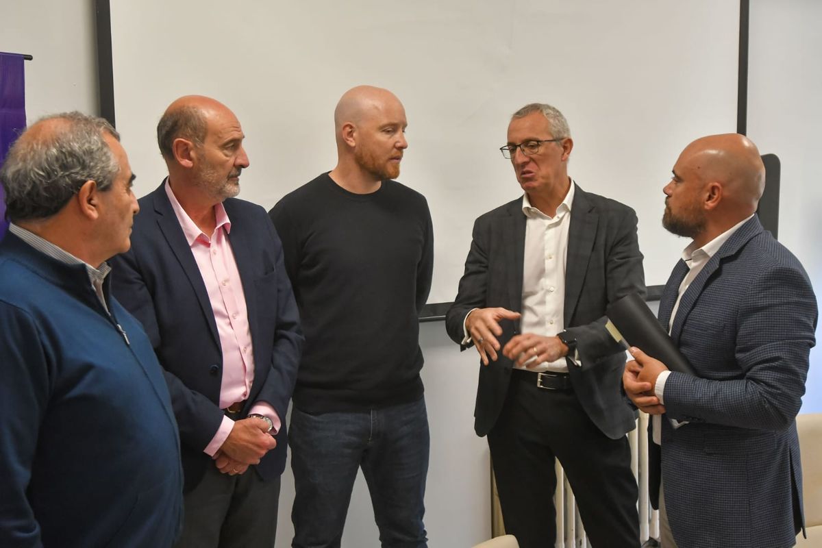 Dos grupos empresarios locales se disputan la construcción del Polo Logístico de Luján. Hoy el intendente Esteban Allasino y el ministro Rodolfo Vargas Arizu abrieron los sobres de la licitación. Dos grupos empresarios locales se disputan la construcción del Polo Logístico de Luján. Hoy el intendente Esteban Allasino y el ministro Rodolfo Vargas Arizu abrieron los sobres de la licitación.