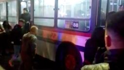 Un penitenciario borracho empezó a los tiros en un colectivo e hirió a un joven