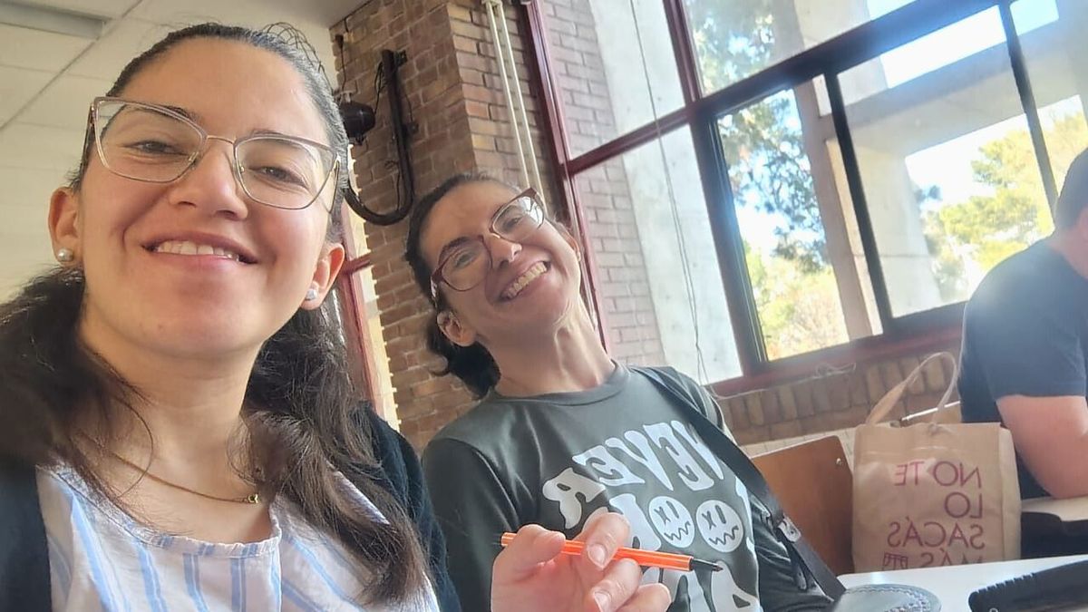 Daiana (derecha) junto a una compañera de estudios de la UNCuyo. Mi mamá me enseñó a no rendirme