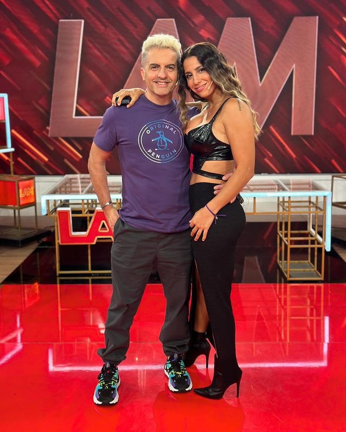 Cinthia Fernández se muestra en corpiñito de látex ultra XS y paraliza el total black. Cinthia Fernández se muestra en corpiñito de látex ultra XS y paraliza el total black.