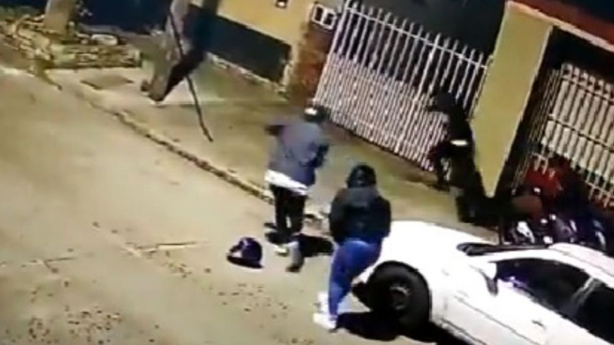 El oficial de la Policía Federal que estaba de vacaciones en Buenos Aires, fue emboscado por tres delincuentes luego de haber pactado la compra de un celular y lo asesinaron de ocho balazos