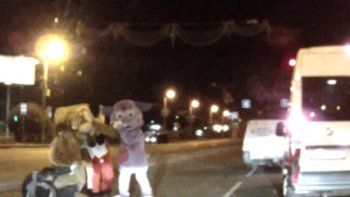 Insólito: le chocan el auto y Bob Esponja y su pandilla le dan una paliza