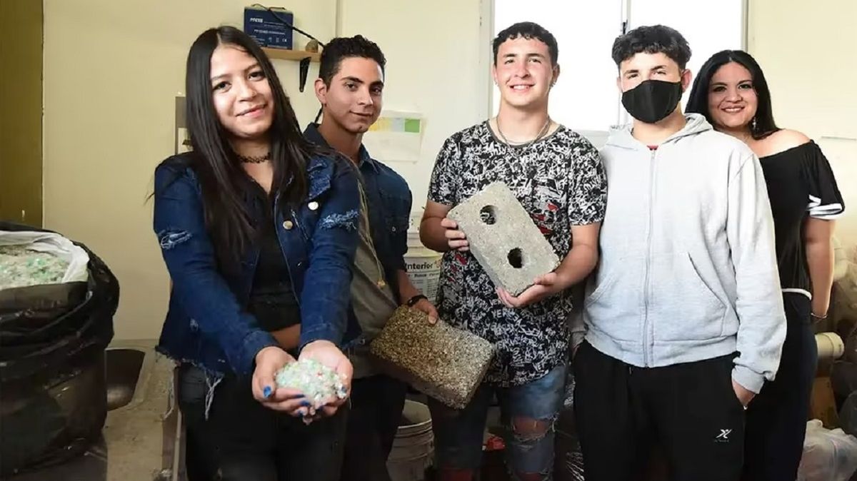 Los estudiantes recolectan botellas de plástico, les hacen el tratamiento adecuado, las muelen y fabrican ladrillos. Los estudiantes recolectan botellas de plástico, les hacen el tratamiento adecuado, las muelen y fabrican ladrillos.