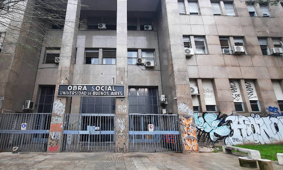 El edificio desde el que se arrojó el joven.