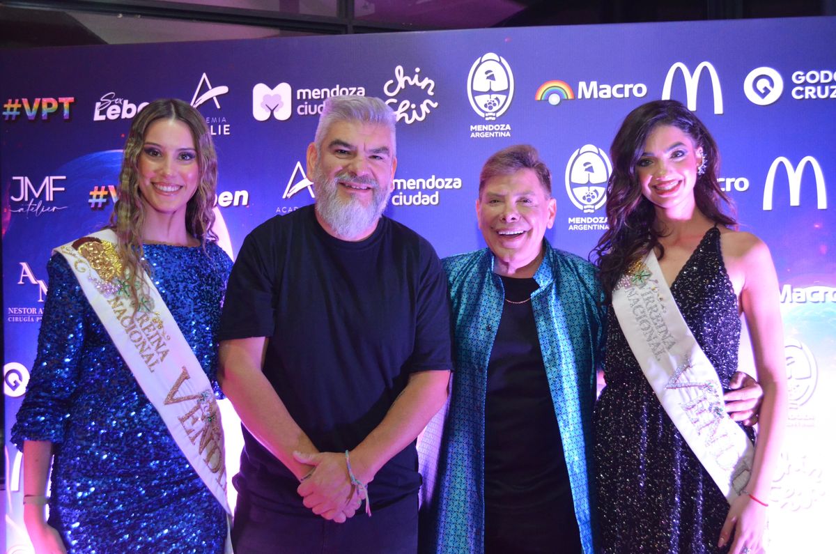Alejandrina Funes, reina de la Vendimia; Diegfo Gareca, subsecretario de Cultura; Gabriel Canci, productor general y Sofía Perfumo, virreina de la Vendimia. Alejandrina Funes, reina de la Vendimia; Diegfo Gareca, subsecretario de Cultura; Gabriel Canci, productor general y Sofía Perfumo, virreina de la Vendimia. 