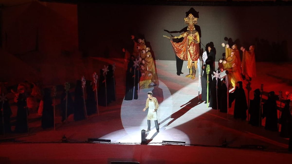 El año pasado también hubo marionetas gigantes en el teatro griego. El año pasado también hubo marionetas gigantes en el teatro griego.