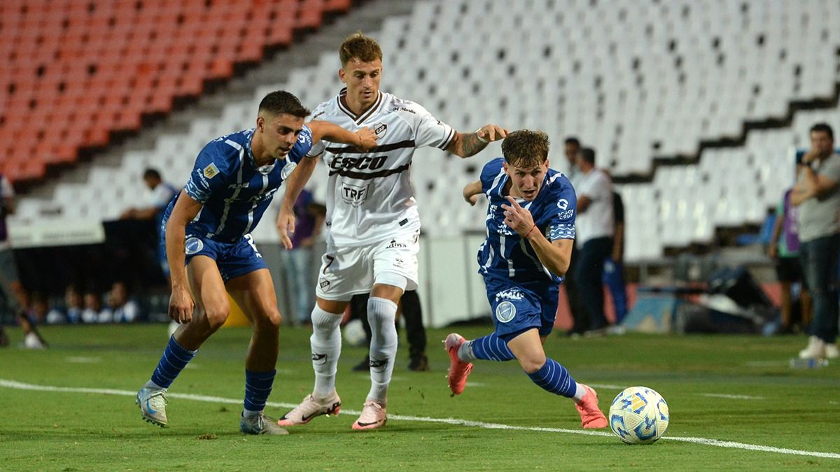 Andr&eacute;s Meli y Santino Andino en el partido entre Godoy Cruz y Platense en el Malvinas Argentinas. Foto: Mart&iacute;n Pravata/UNO.