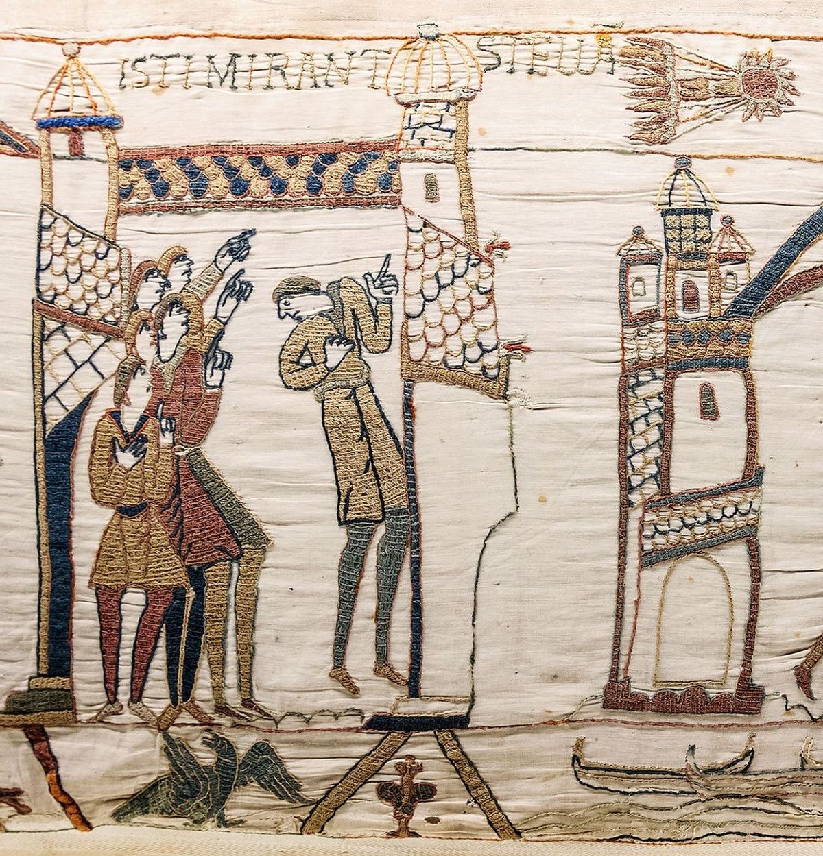 Un panel del tapiz de Bayeux que muestra a personas observando lo que más tarde se conocería como el cometa Halley. Por Myrabella. Un panel del tapiz de Bayeux que muestra a personas observando lo que más tarde se conocería como el cometa Halley. Por Myrabella.
