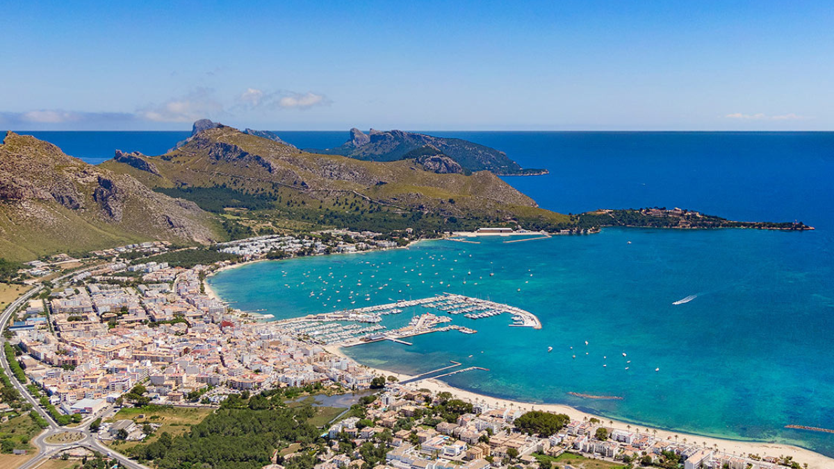 El puerto del pueblo de Pollença se encuentra a las faldas de la Sierra de Tramuntana. El puerto del pueblo de Pollença se encuentra a las faldas de la Sierra de Tramuntana.