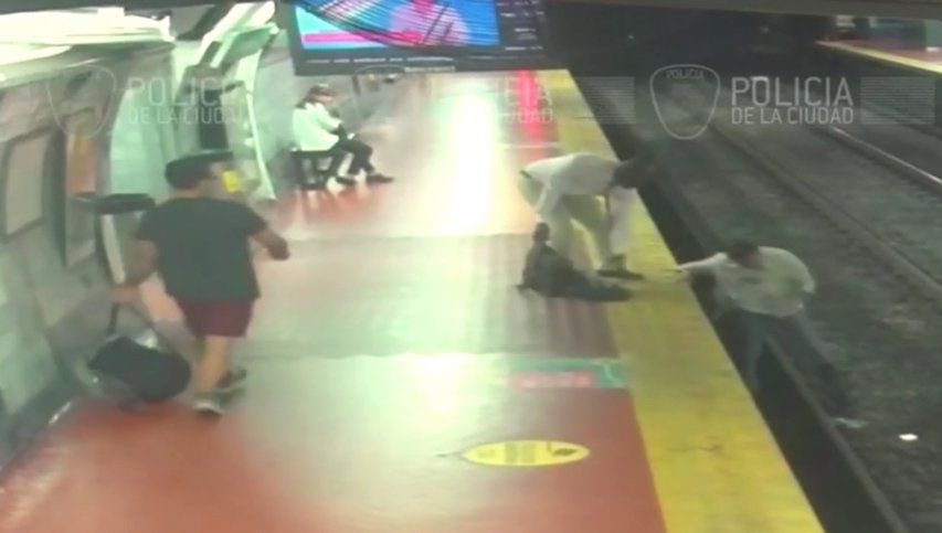 Video: un hombre cayó a las vías del subte por mirar el celular