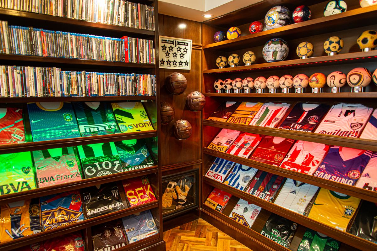 Uno de los rincones futbolísticos de Oscar Casares, que abarca camisetas originales autografiadas, pelotas de todas las épocas y guantes de arqueros famosos. Uno de los rincones futbolísticos de Oscar Casares, que abarca camisetas originales autografiadas, pelotas de todas las épocas y guantes de arqueros famosos.