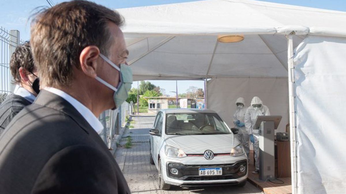 El gobernador recorrió la estación de testeo rápido en el Le Parc.