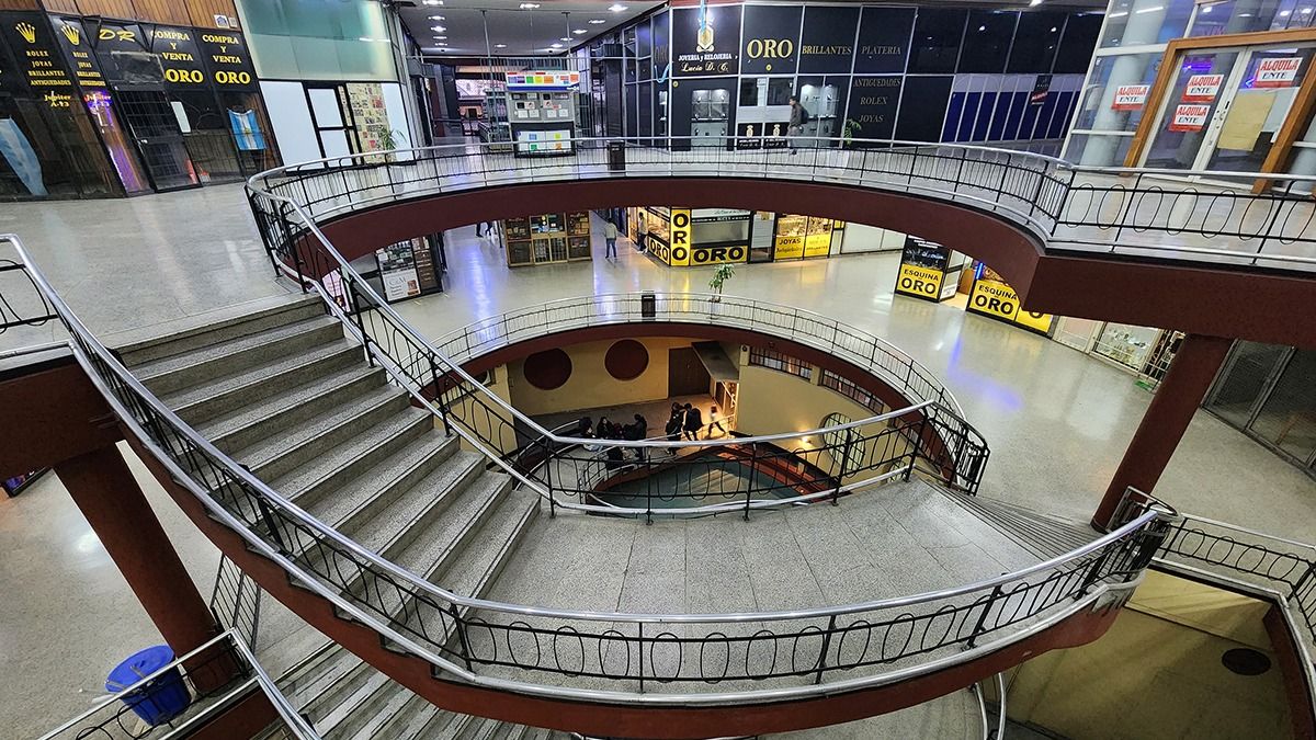 La Galería Tonsa, un ícono de los '60. Fue desmejorando hasta convertirse en un sitio de cambio de dinero, venta de oro y locales abandonados La Galería Tonsa, un ícono de los '60. Fue desmejorando hasta convertirse en un sitio de cambio de dinero, venta de oro y locales abandonados