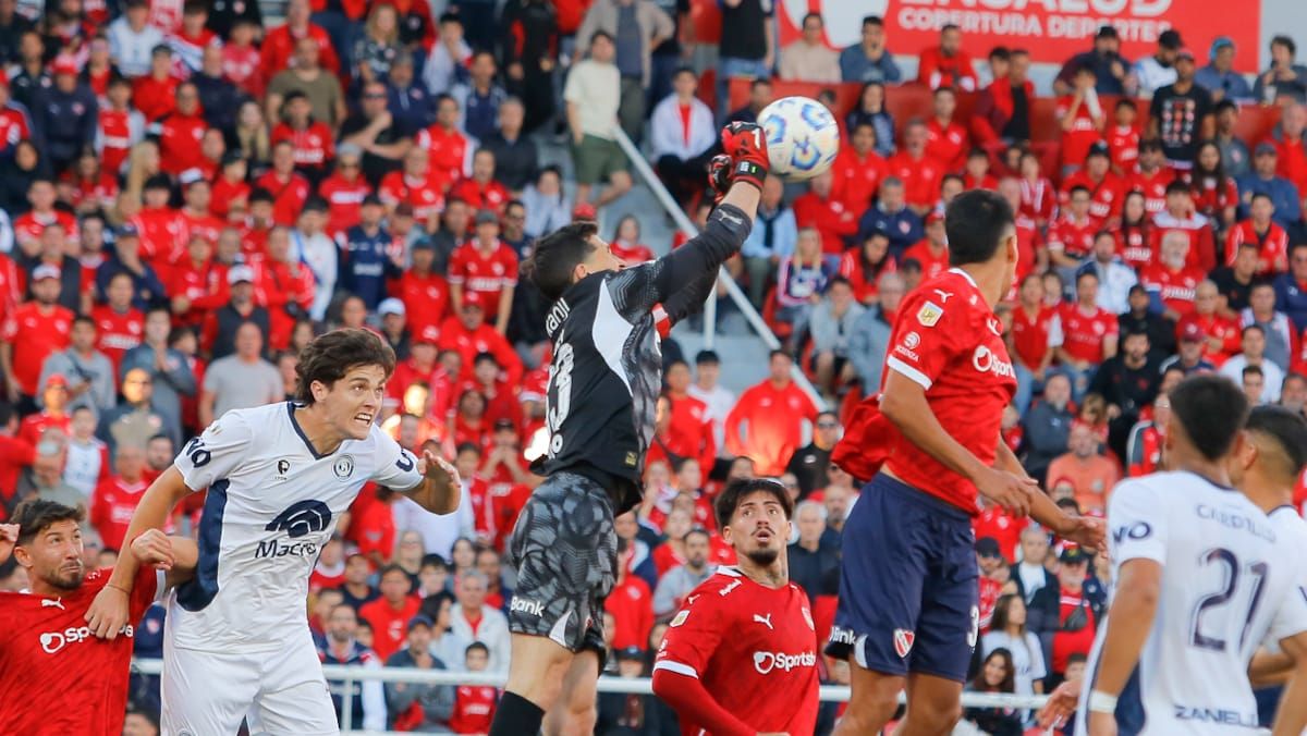 Sheyko Studer en el encuentro ante Independiente de Avellaneda en el Libertadores de América. Foto: Nicolás Ríos/UNO.