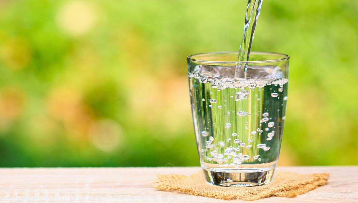 Lo mejor es preparar un vaso con agua y añadir la cucharada de vinagre, revolver y beberlo para aprovechar sus beneficios. Lo mejor es preparar un vaso con agua y añadir la cucharada de vinagre, revolver y beberlo para aprovechar sus beneficios.