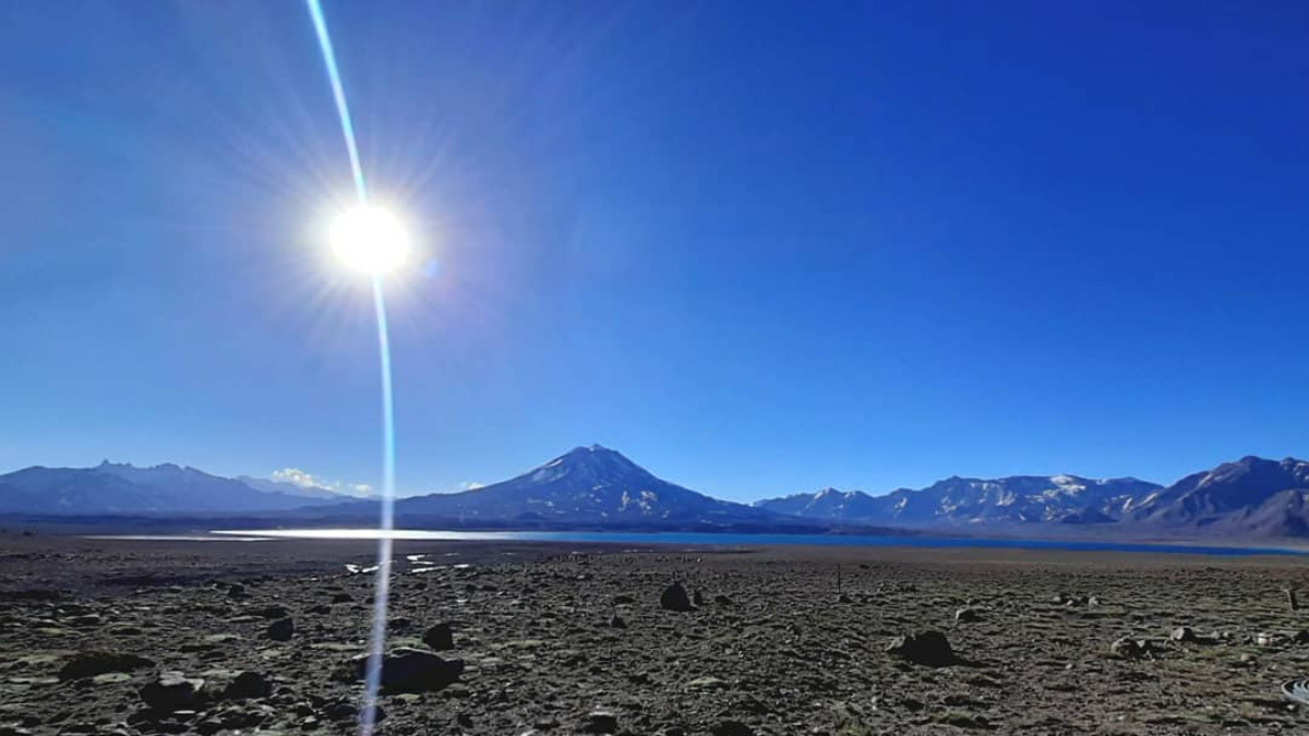 El camino de acceso a la laguna es de suelo natural y tiene su punto de partida en la Ruta Nacional 40.