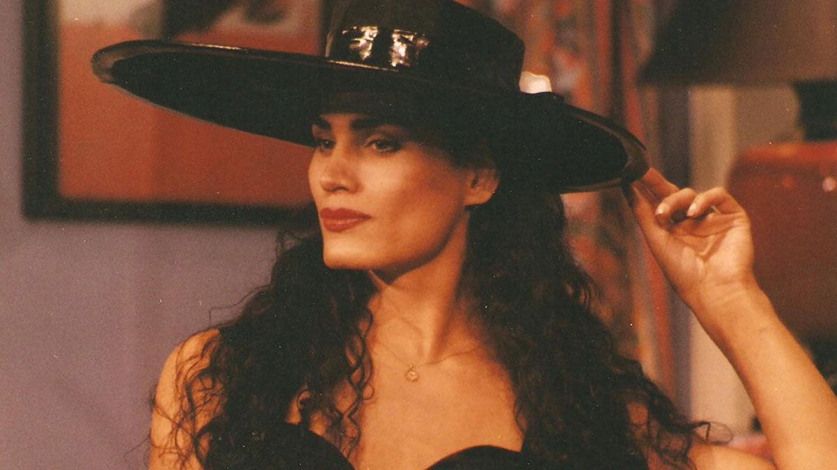 Hoy nacía la bellísima Cris Miró, ícono trans de los 90.