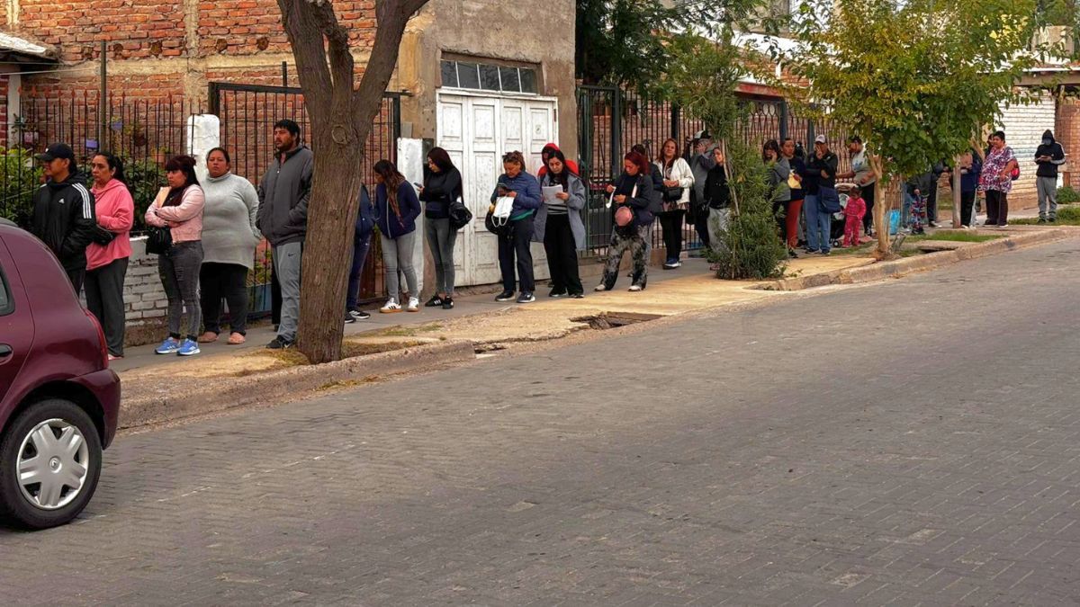 Más de 7 horas de fila por un turno en el Hospital Lagomaggiore: nuevo número de WhatsApp