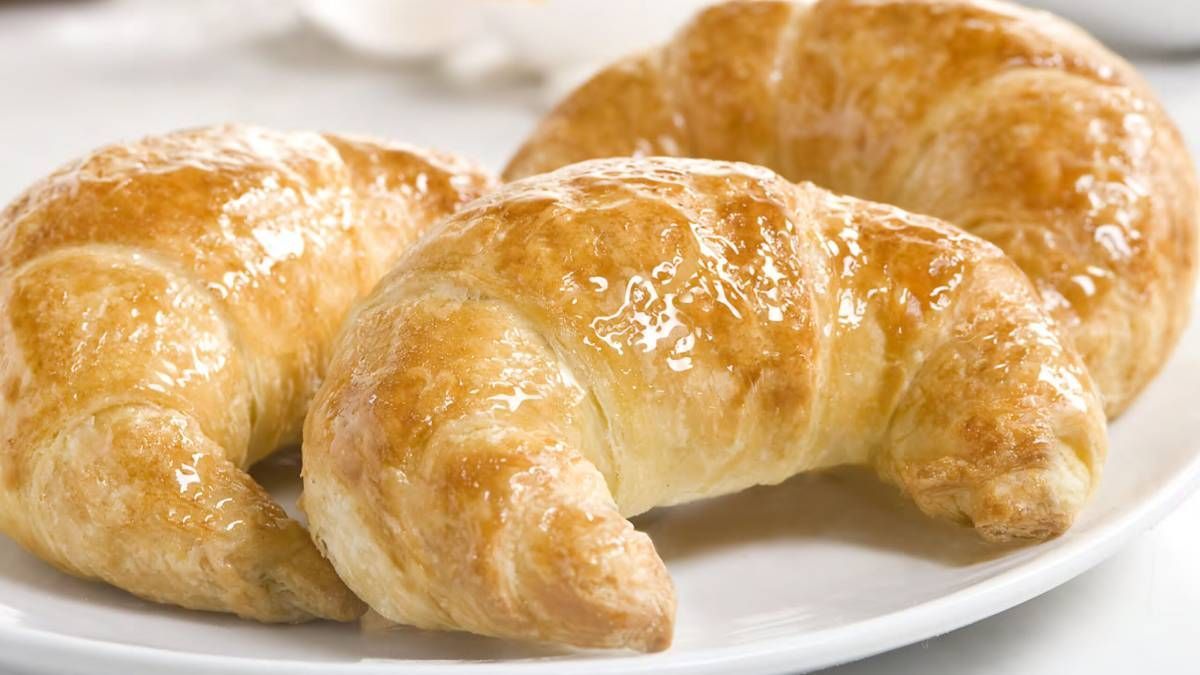 Las medialunas de manteca caseras se preparan con ingredientes sencillos que tienes en la alacena. Las medialunas de manteca caseras se preparan con ingredientes sencillos que tienes en la alacena.