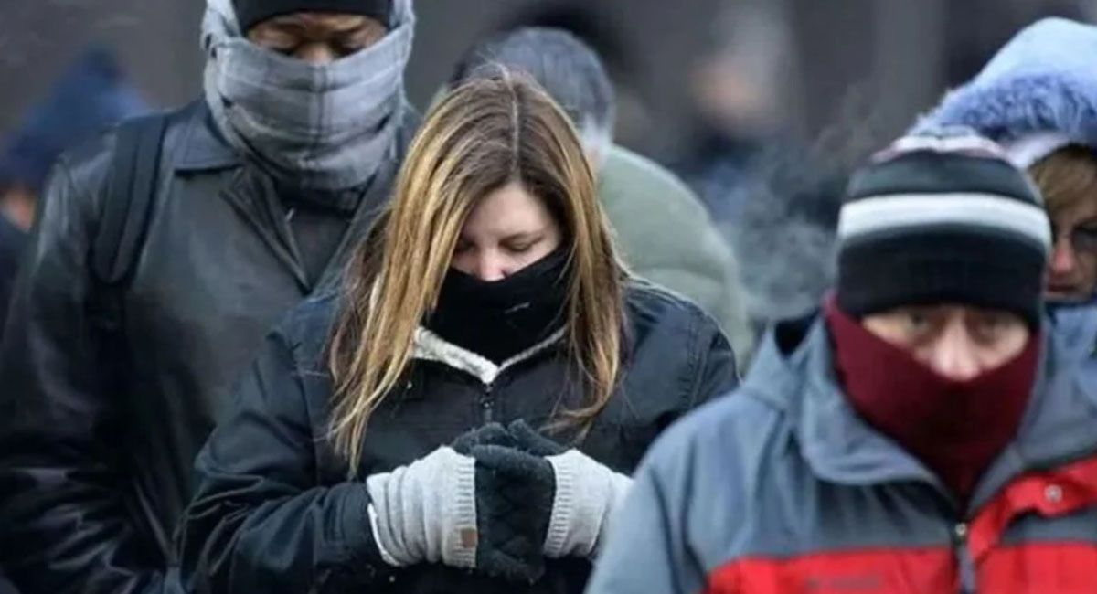En invierno las temperaturas bajan consideramente lo que obliga a salir a la calle más abrigados que de costumbre En invierno las temperaturas bajan consideramente lo que obliga a salir a la calle más abrigados que de costumbre