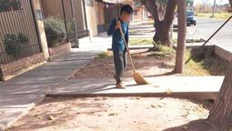 Barre veredas para poder comprarse botines y guantes de fútbol