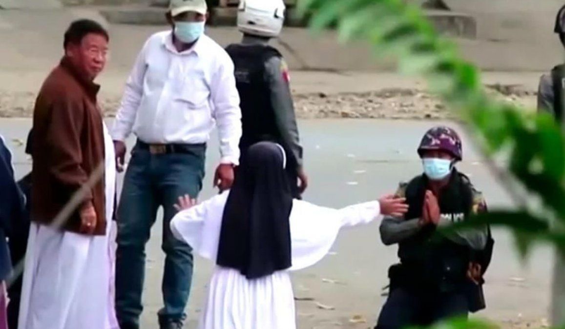 En Myanmar ¡No disparen contra los niños!. La hermana Ann Rose Nu Twang se arrodilla, extiende los brazos en cruz y suplica a las fuerzas birmanas &nbsp;