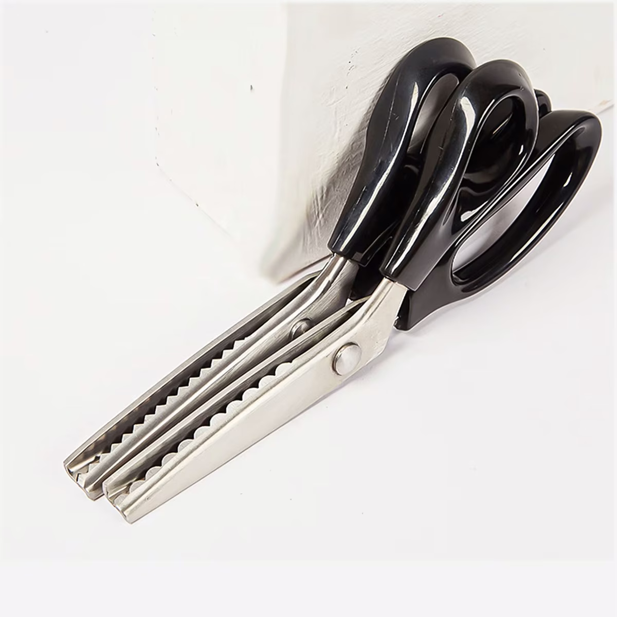 Descubre el uso oculto de las tijeras dentadas. Imagen: Freepik Descubre el uso oculto de las tijeras dentadas. Imagen: Freepik