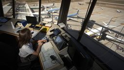 Una medida de fuerza intempestiva de los controladores aéreos causaría un daño irreparable al sistema y al turismo nacional, advirtieron.