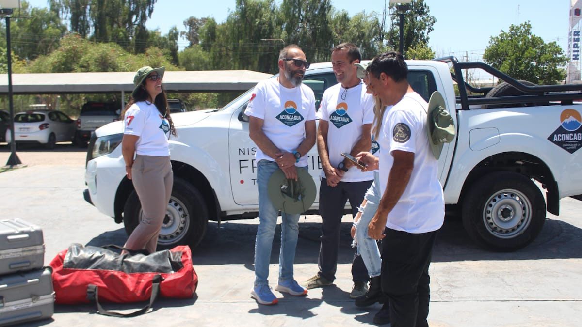 El médico de altura y guía Ignacio Rogé (tercero de izquierda a derecha) tendrá a cargo la salud de todo el equipo. El médico de altura y guía Ignacio Rogé (tercero de izquierda a derecha) tendrá a cargo la salud de todo el equipo.