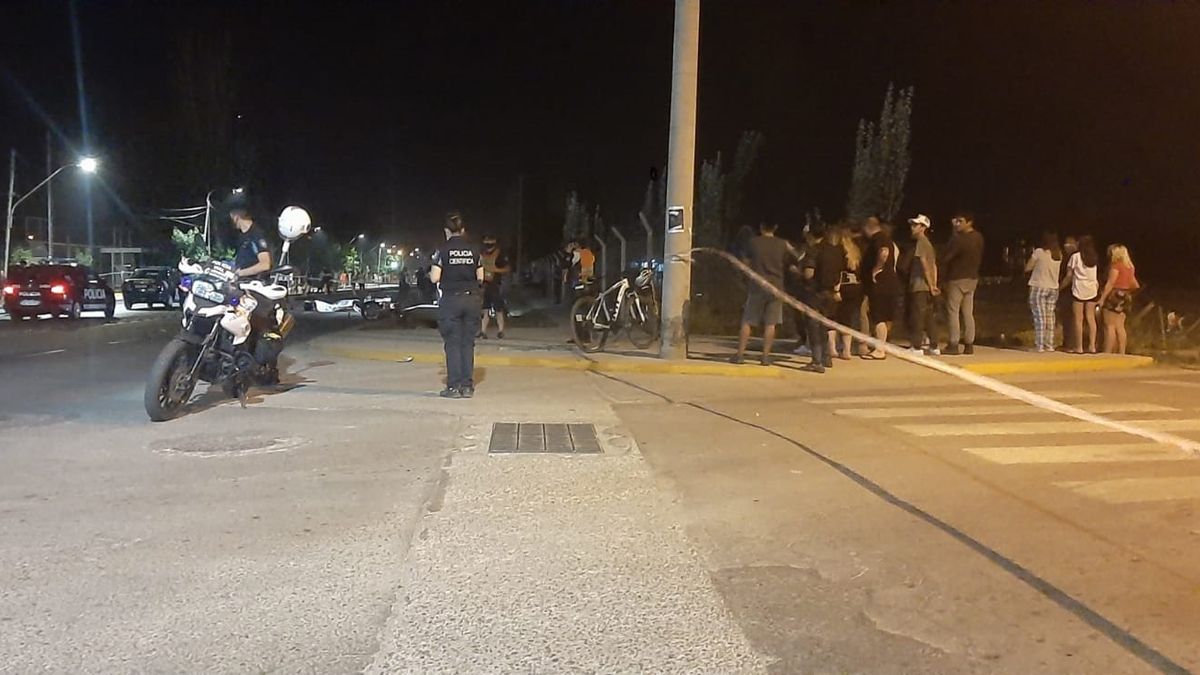 En Avellaneda, frente al Hotel Ejército de Los Andes fue el accidente fatal con dos motociclistas muertos: una mujer y un hombre.