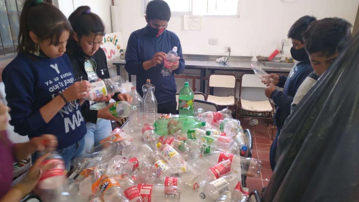 Alumnos de una escuela del barrio La Favorita reciclan plástico y fabrican ladrillos ecológicos.