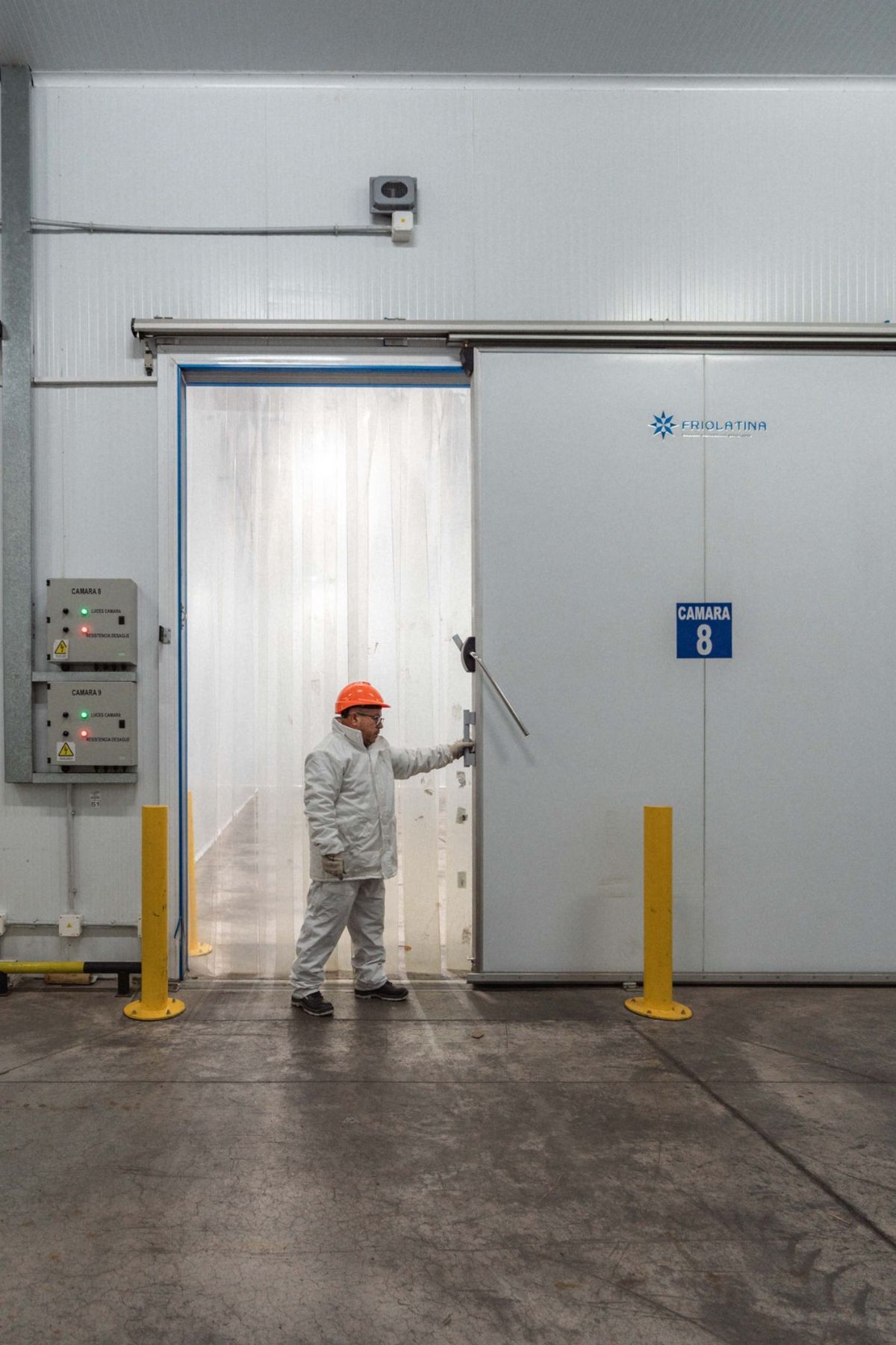 All In cuenta con 12 cámaras frigoríficas que brindan una capacidad total de almacenamiento de 16.000 m³. All In cuenta con 12 cámaras frigoríficas que brindan una capacidad total de almacenamiento de 16.000 m³.