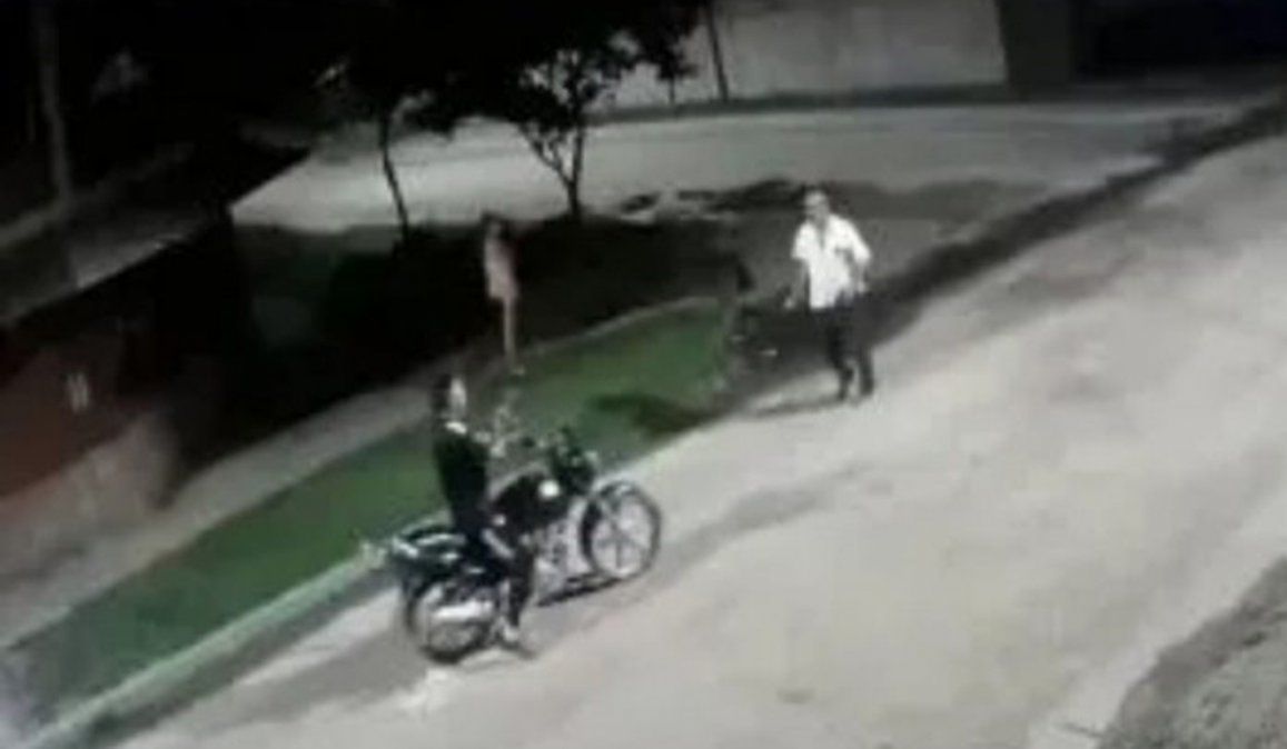 El hombre caminaba por la calle y fue sorprendido por una pareja de motochorros y al resistirse se origó un tiroteo. Fue llevado al hospital donde murió por las graves heridas