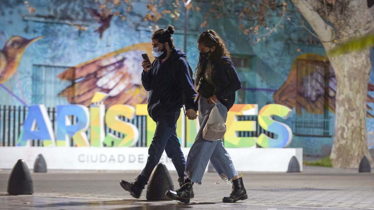 Los bares siguen cerrados y los restaurantes solo pueden atender con mesas afuera y hasta 4 personas por mesa.