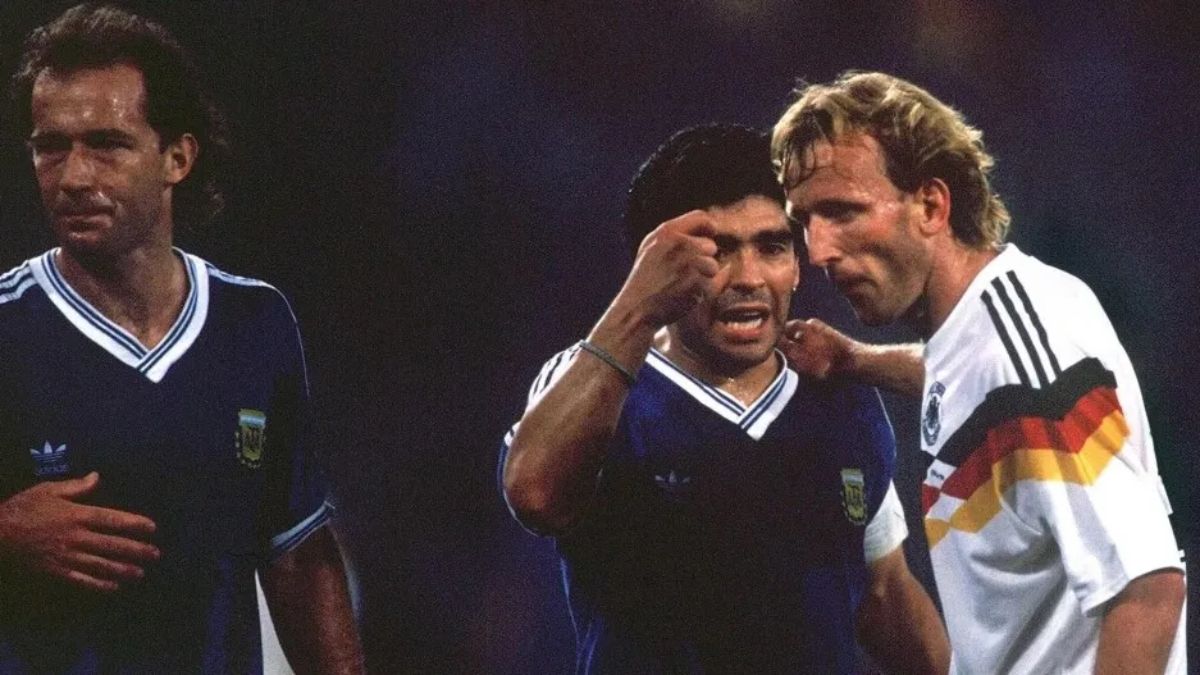 El gesto de Diego Maradona es elocuente, cuando Andreas Brehme se dispone a patear el polémico penal que le concedió el árbitro Codesal a Alemania en la final de Italia '90. El gesto de Diego Maradona es elocuente, cuando Andreas Brehme se dispone a patear el polémico penal que le concedió el árbitro Codesal a Alemania en la final de Italia '90.
