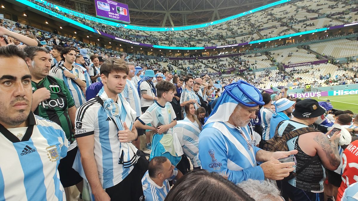 Pocas mujeres en las tribunas alentando a la selección.
