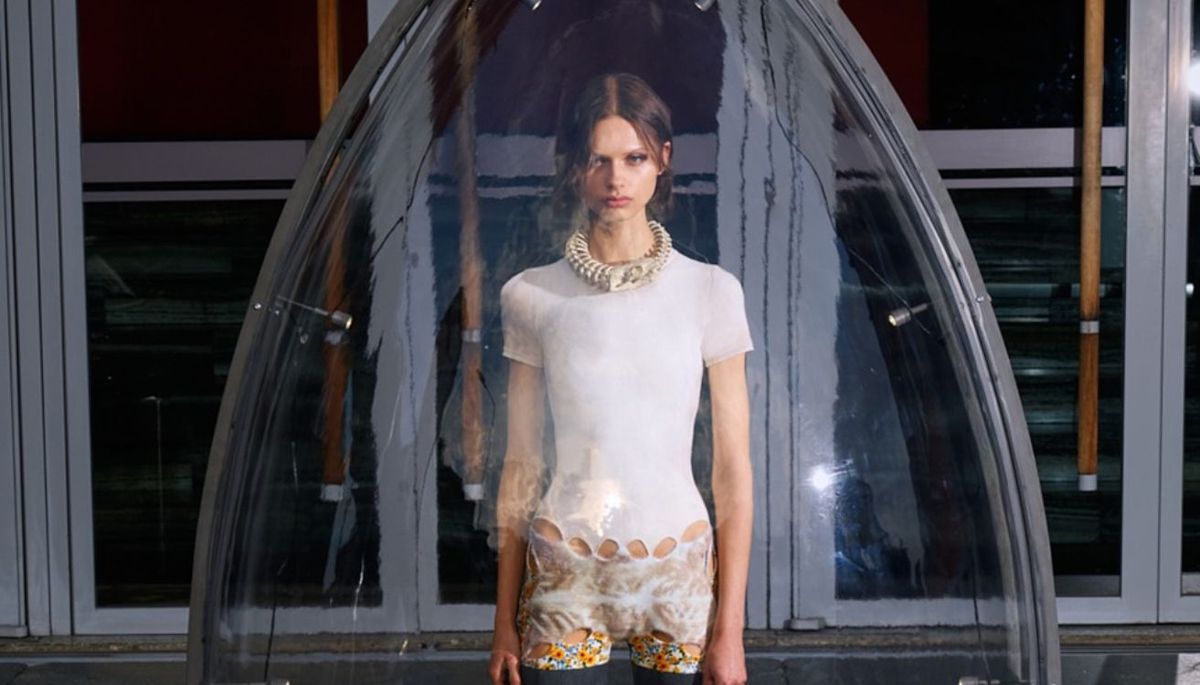 Una reconocida firma de moda hizo la presentación de su colección primavera-verano en cápsulas transparentes. Imagen: Instagram.
